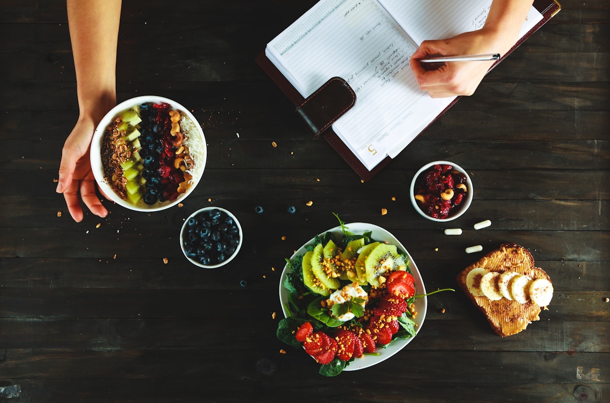 Nutricionista en consulta con paciente